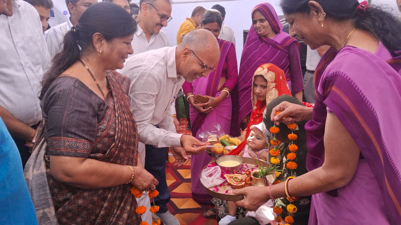 शिविर के निरीक्षण के दौरान प्रभारी मंत्री कन्हैया लाल चौधरी ने नव प्रसूताओं व नवजात शिशुओं का अन्नप्राशन भी करवाया।