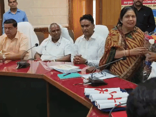 प्रभारी मंत्री का व्यापारियों ने किया स्वागत।