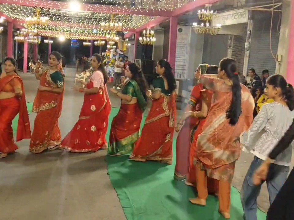 पांडालों में महिलाएं और युवतियां डांडिया के साथ ही गरबा खेलते नजर आई।