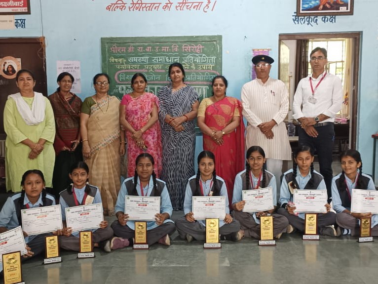 विजेताओं को प्रमाण पत्र और स्मृति चिन्ह देकर सम्मानित किया गया।