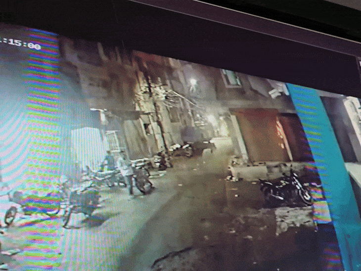 A three -storey house was destroyed in a few seconds.