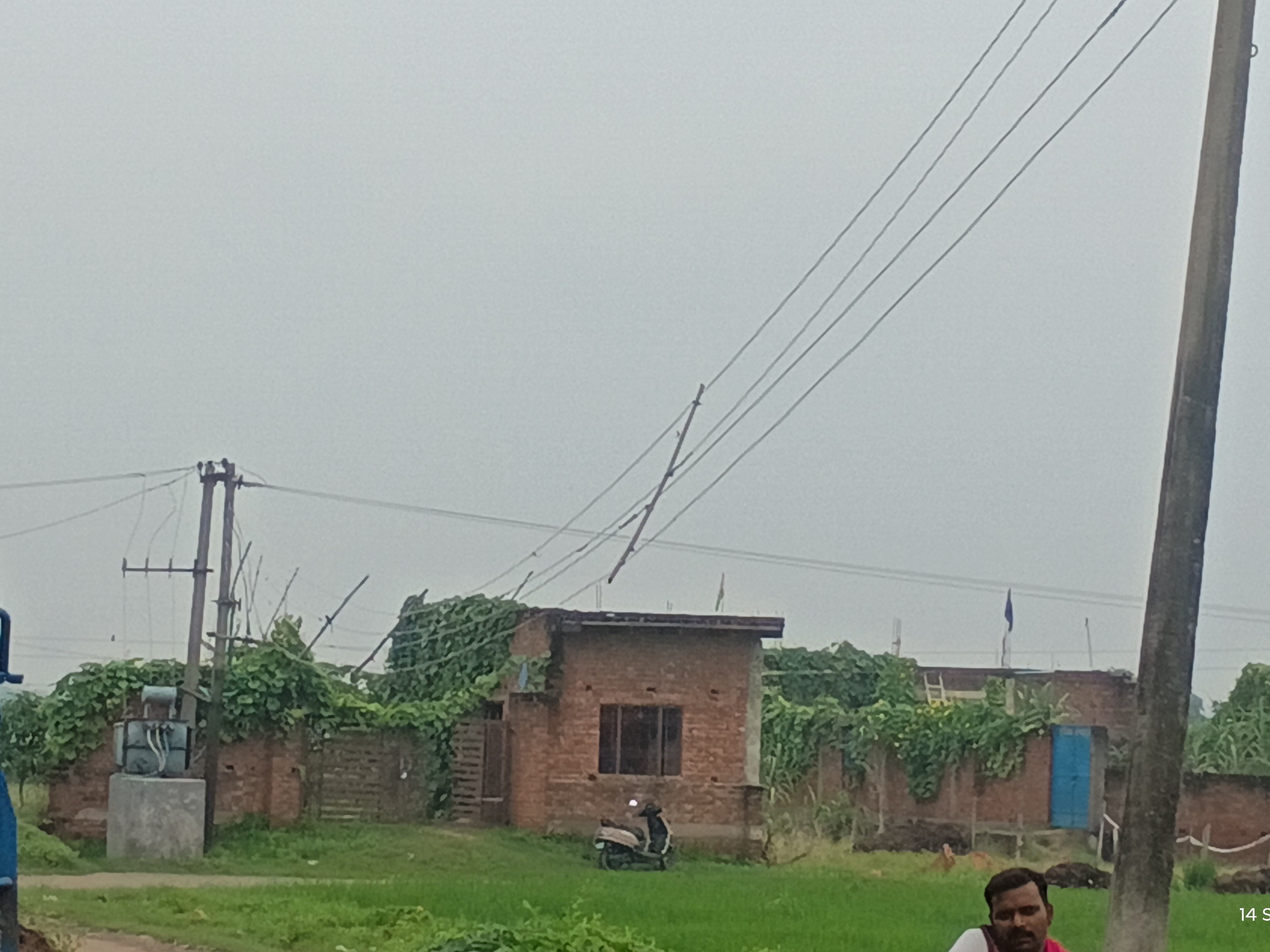Danger from dilapidated electric wires and poles in Sevrai | सेवराई में ...
