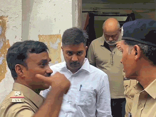 शराब घोटाले मामले में चैतन्य बघेल को रायपुर कोर्ट में पेश करने ले जाते पुलिसकर्मी।