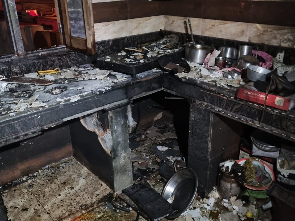 सरिता घर में खाना बनाने पहुंची तो गैस ने आग पकड़ ली और किचन का सारा सामान जल गया।