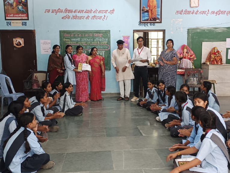 निबंध प्रतियोगिता में काजल पटेल प्रथम, जशोदा कुमारी द्वितीय और लतिका कुंवर तृतीय स्थान पर रहीं।