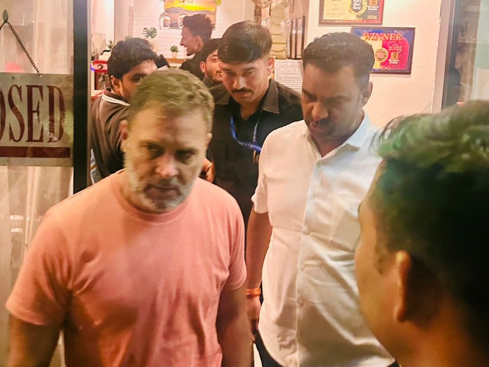 गुरुग्राम के एक रेस्टोरेंट में डिनर करने पहुंचे राहुल गांधी। - Dainik Bhaskar