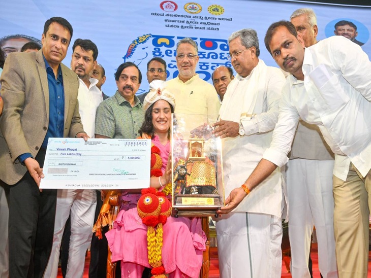 विनेश फोगाट को सम्मानित करते कर्नाटक के सीएम व आयोजक।