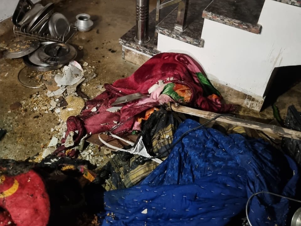 घटना की सूचना पर पहुंचे ग्रामीणों और फायर बिग्रेड की टीम ने आग पर काबू पा लिया।