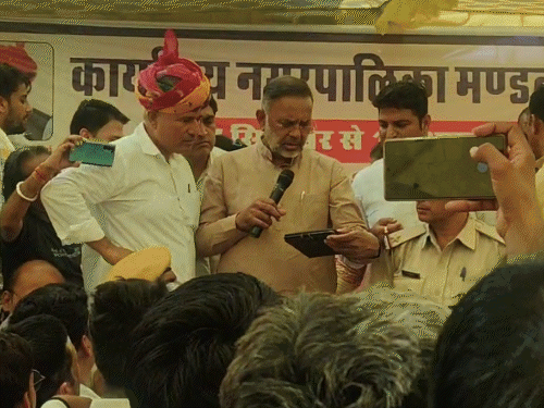 शिकायत मिलने पर ऊर्जा मंत्री ने लाइनमैन को सस्पेंड करने के निर्देश दिए।