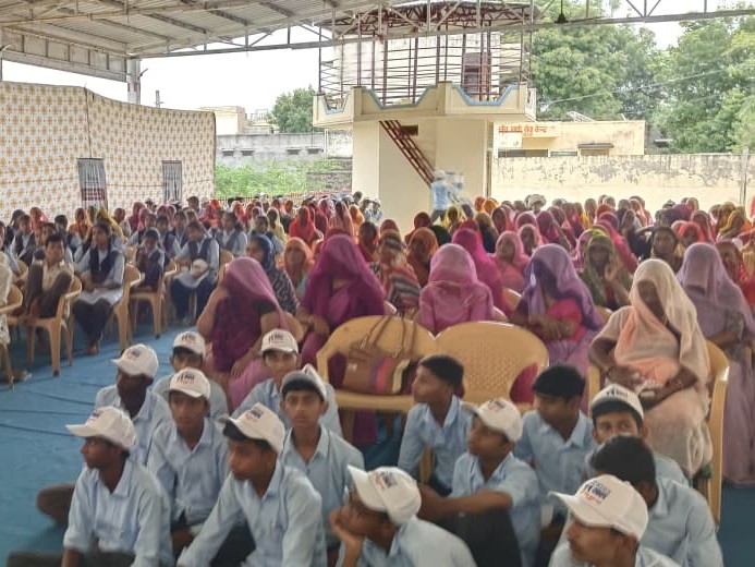 सरकारी योजनाओं पर जागरूकता कार्यक्रम में मौजूद रहे स्कूली बच्चे व ग्रामीण।