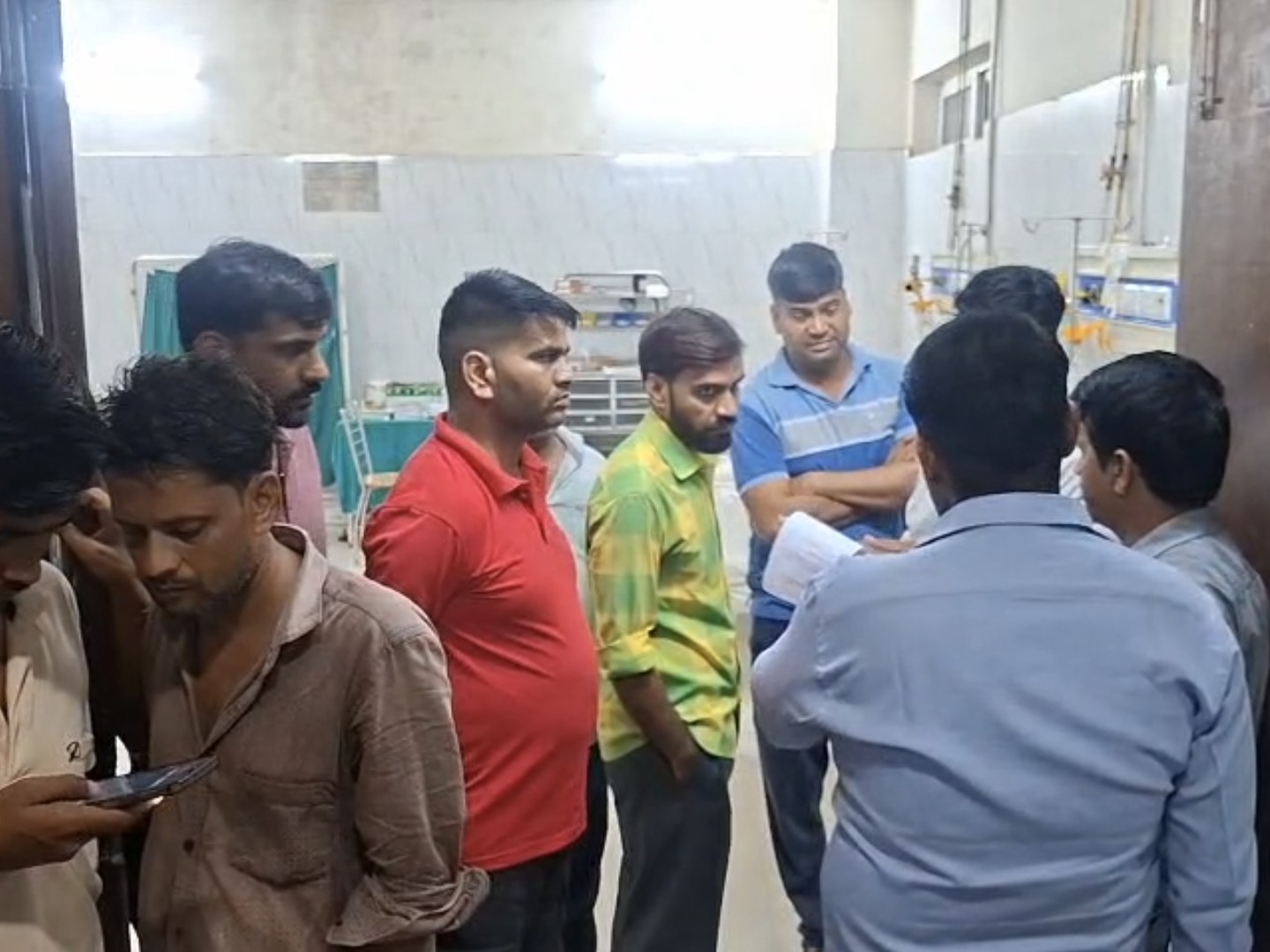 शव को जिला अस्पताल की मॉर्च्युरी में रखा गया है।