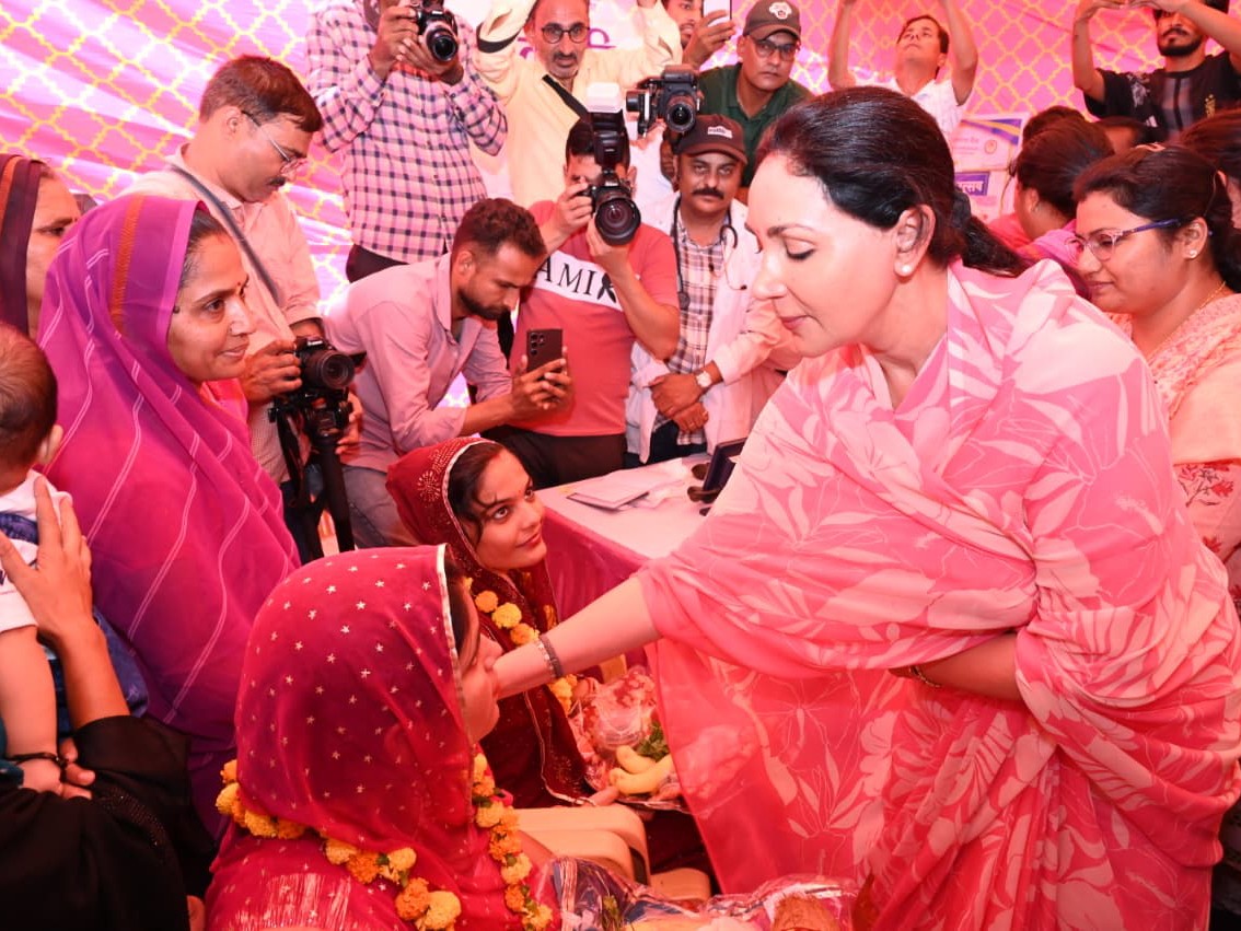 डिप्टी सीएम ने एक शिशु का अन्नप्राशन संस्कार और एक महिला की गोद भराई रस्म कराई।