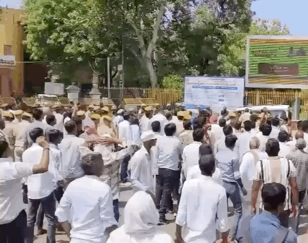 बड़ी संख्या में समाज के लोगों की भीड़ इकट्ठा हुई।