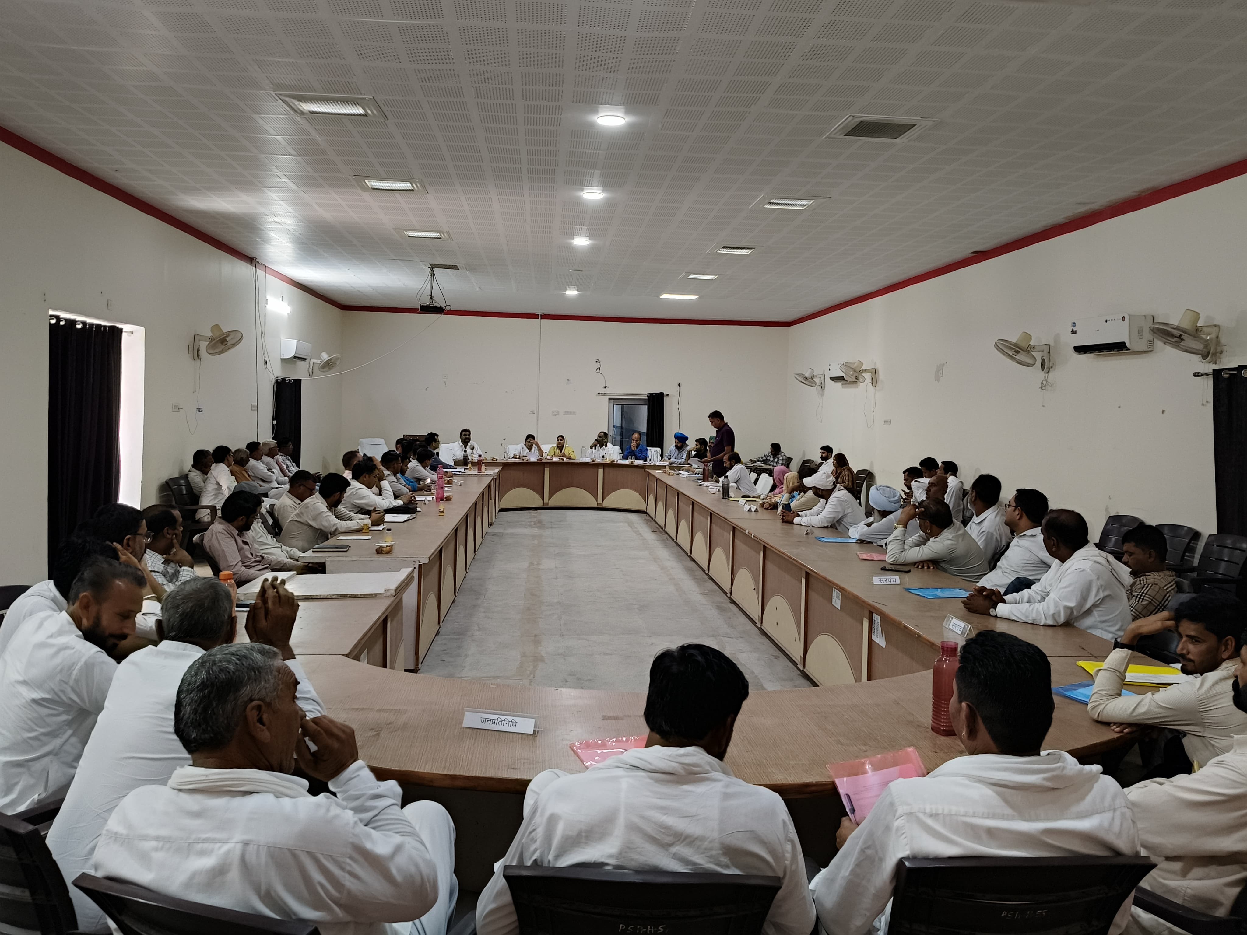 बैठक में विधायक ने सभी विभाग के अधिकारियों के साथ बातचीत की।