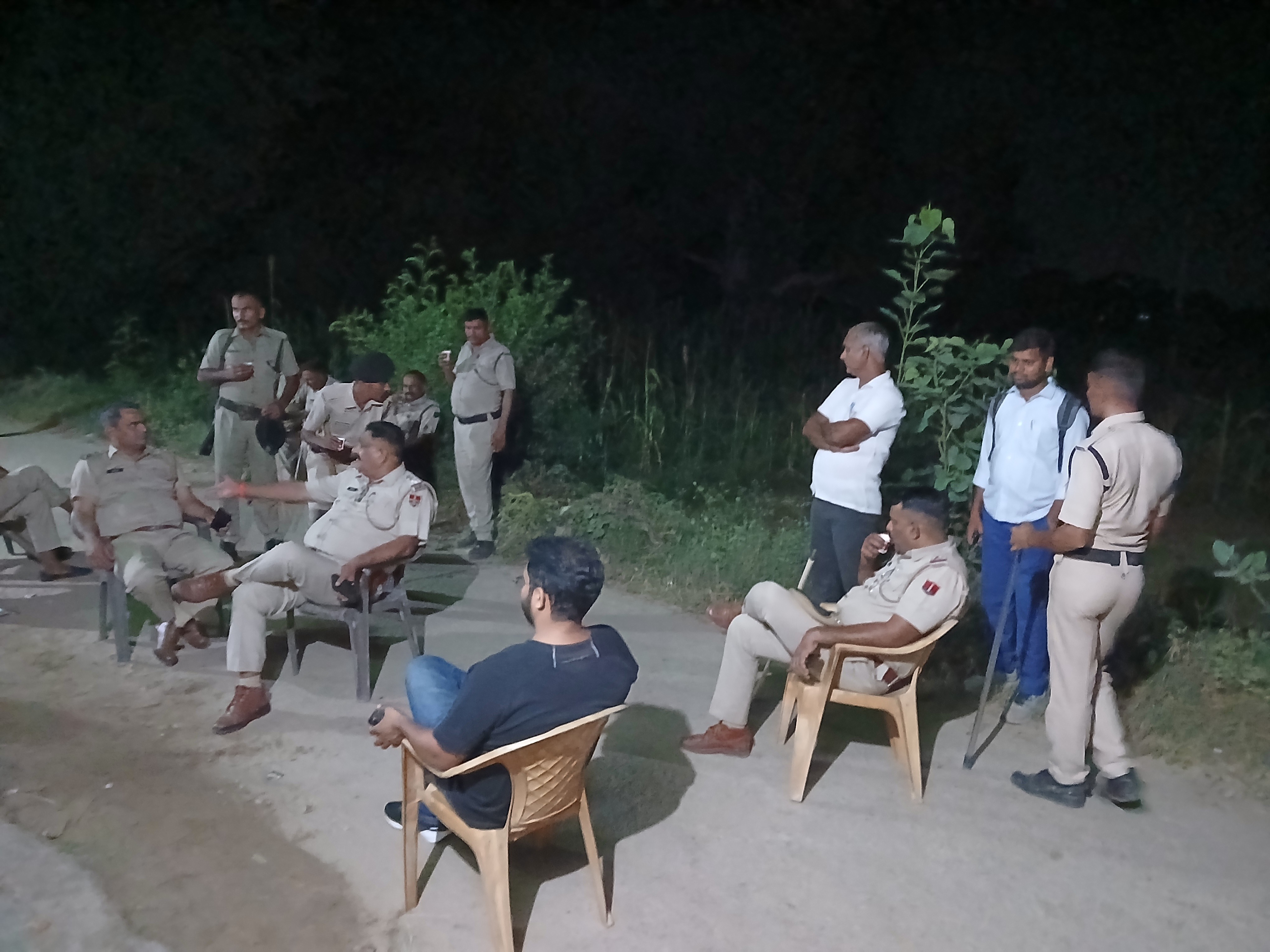 मातौर गांव में चार थानों की पुलिस को तैनात किया गया है।