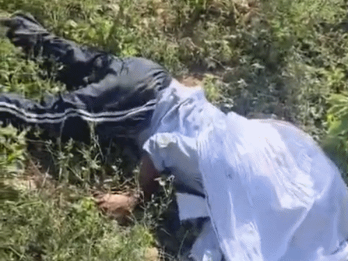 दुर्घटना के बाद मृतकों के शव