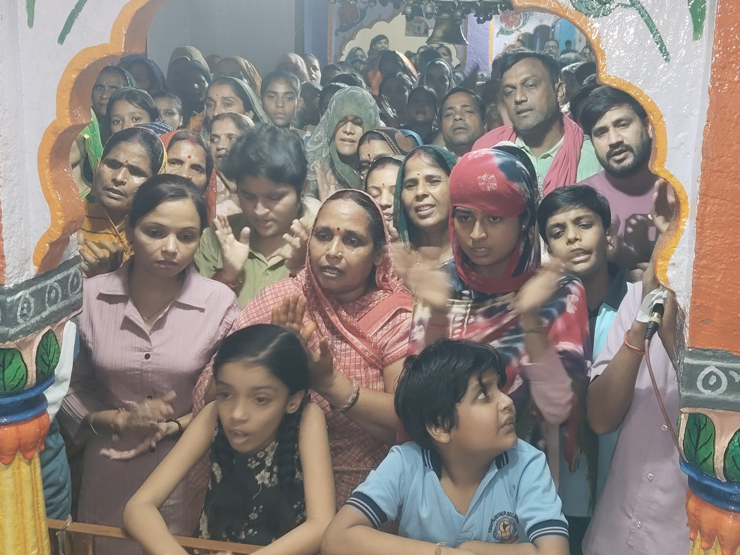अन्नपूर्णा देवी मंदिर में भक्तों ने मां की आरती की।