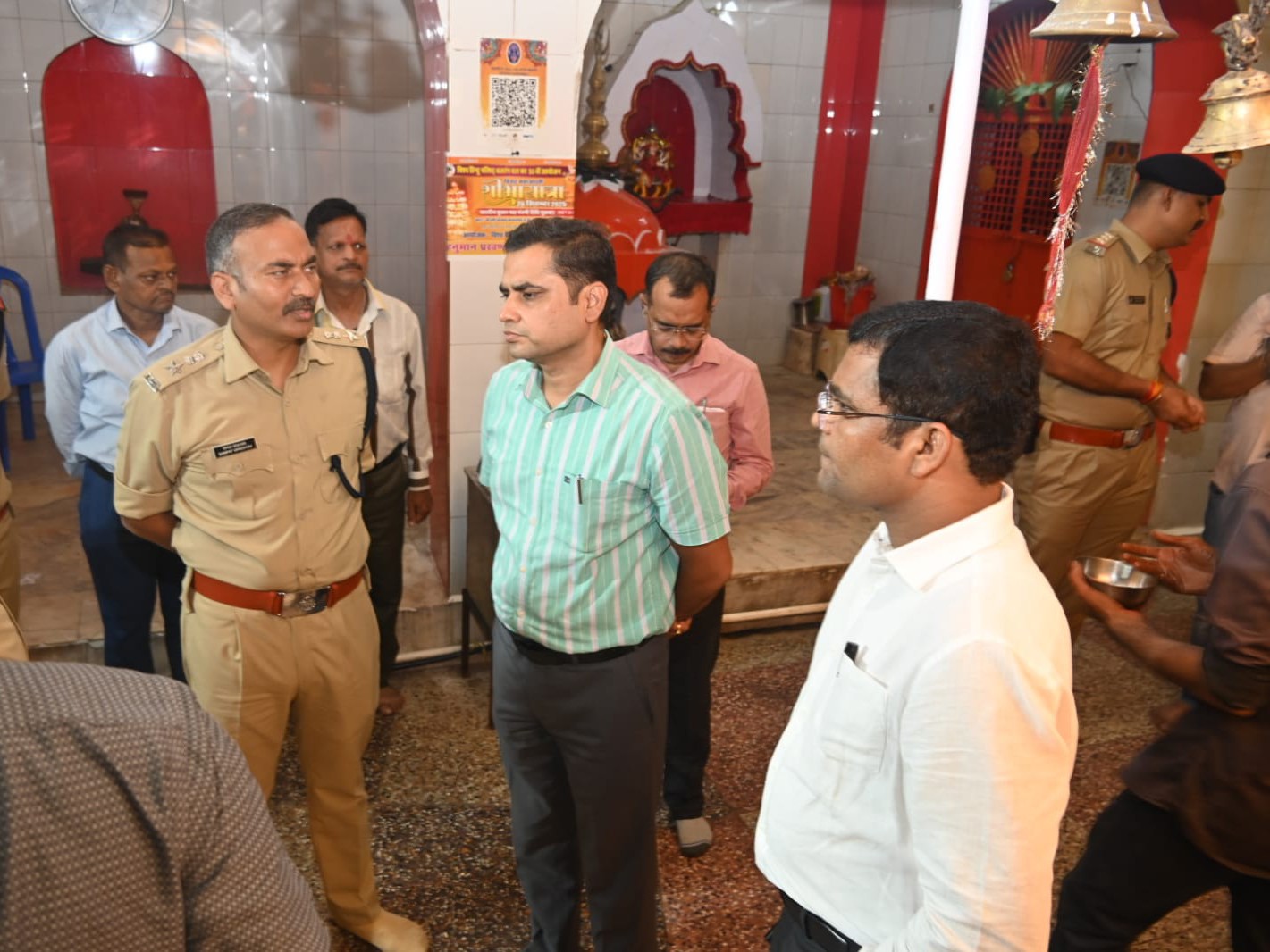 मंदिर का निरीक्षण करते हुए कलेक्टर-पुलिस अधीक्षक एवं अन्य अधिकारी।