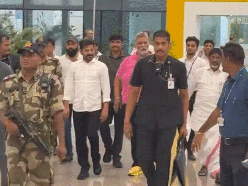 तेलंगाना के CM रेवंत रेड्‌डी CWC की मीटिंग के लिए पहुंच चुके हैं।
