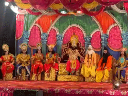 चंबा के चौगान मैदान में हार्ट अटैक आने से पहले डायलॉग बोलते दशरथ का रोल निभा रहे अमरेश।