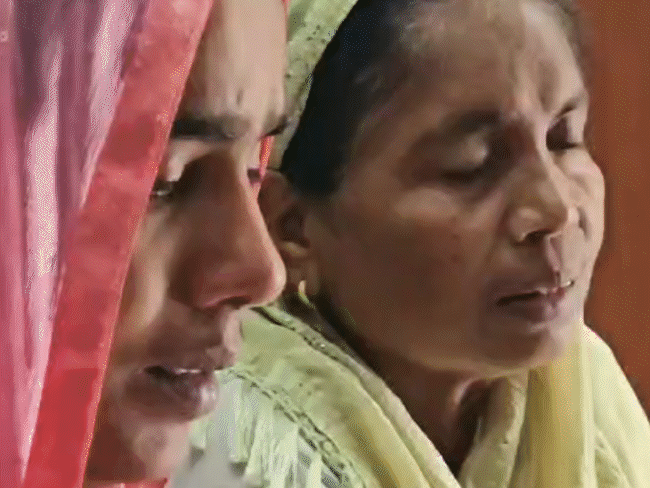 अदनान की मौत के बाद से परिवार का रो-रोकर बुरा हाल है। वे उसके देखते रहत हैं।