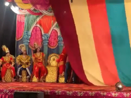 कलाकार को हार्ट अटैक आने के बाद स्टेज पर पर्दा गिरा दिया गया।