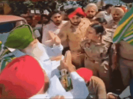 DSP Mandeep Kaur talking to protesters.