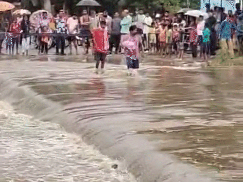 सारंगढ़ में विक्रम नाला से 2-3 फीट ऊपर पानी बह रहा है। फिर भी लोग जान जोखिम में डालकर नाला पार कर रहे हैं।