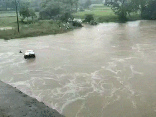 नाले से आगे बहते हुए डूब गई कार, कार सवार तीन लोग तैरकर बच निकले।