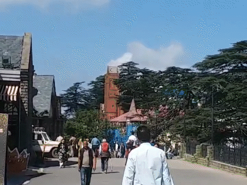 शिमला के रिज पर बुधवार सुबह सुहावने मौसम में टूरिस्ट टहलते हुए दिखे।