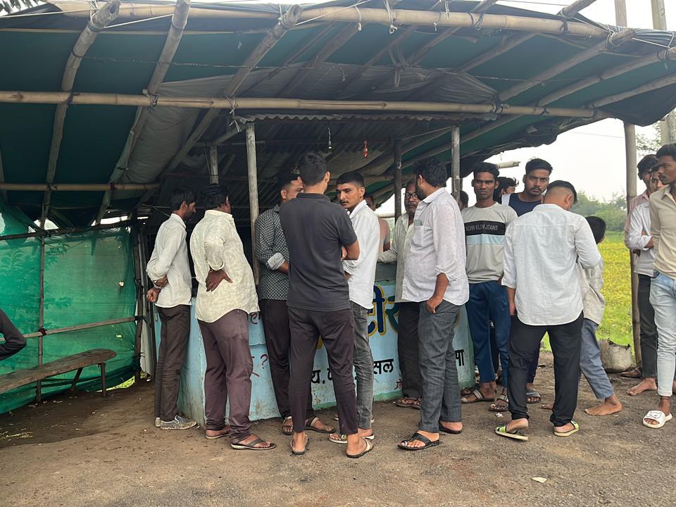 मासूम के मिलने के बाद गांव के लोग एकत्रित हो गए।