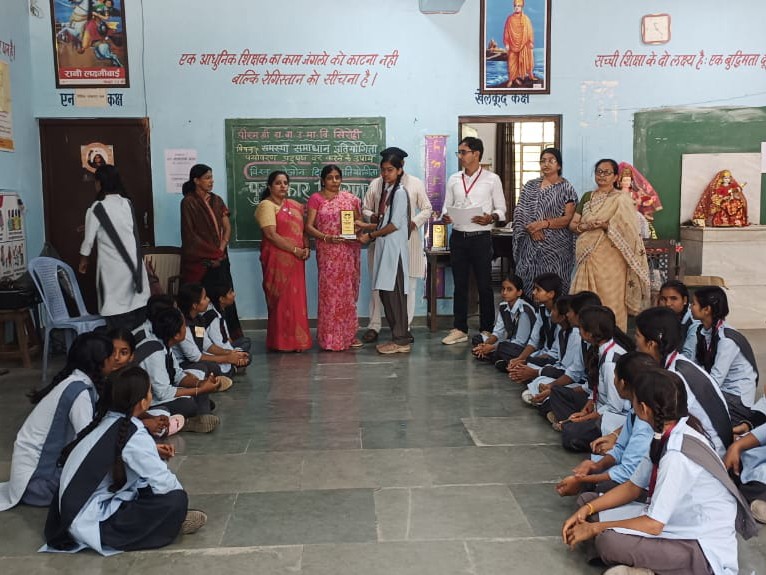 पोस्टर प्रतियोगिता में जूली कुमारी ने प्रथम, रेणुका कुमारी ने द्वितीय और लकी ने तृतीय स्थान प्राप्त किया।