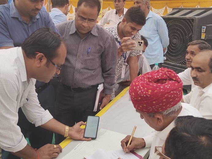 सांसद ने शिविर में प्रधानमंत्री स्वनिधि योजना के लाभार्थियों को कार्ड वितरित किए।