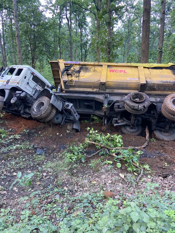 Chhattisgarh: Villagers fill potholes as road fails to build in Raigarh | नहीं बनी सड़क तो ग्रामीणों ने गड्ढो को भरा: रायगढ़ के छाल से घरघोड़ा के बीच हो रही दुर्घटना, आए दिन ट्रक भी पलट रहे - Raigarh News 2 सड़क के गड्ढो के कारण आए दिन यहां दुर्घटनाएं हो रही है