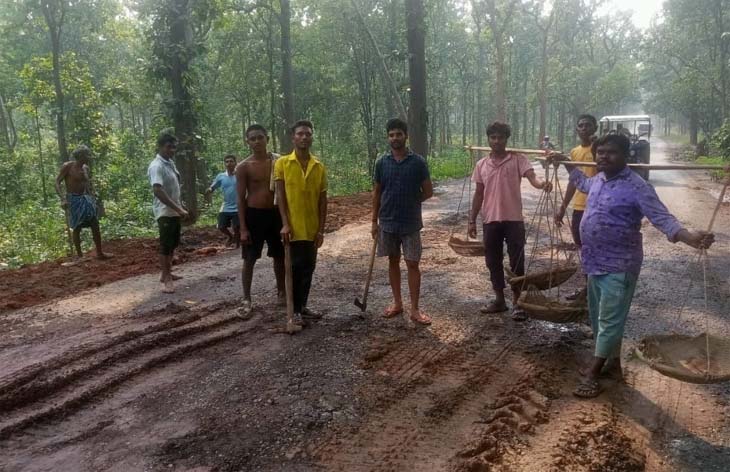 Chhattisgarh: Villagers fill potholes as road fails to build in Raigarh | नहीं बनी सड़क तो ग्रामीणों ने गड्ढो को भरा: रायगढ़ के छाल से घरघोड़ा के बीच हो रही दुर्घटना, आए दिन ट्रक भी पलट रहे - Raigarh News 1 ग्रामीणों ने रोड के सभी गड्ढो को मिट्टी से पाटकर समतल किया