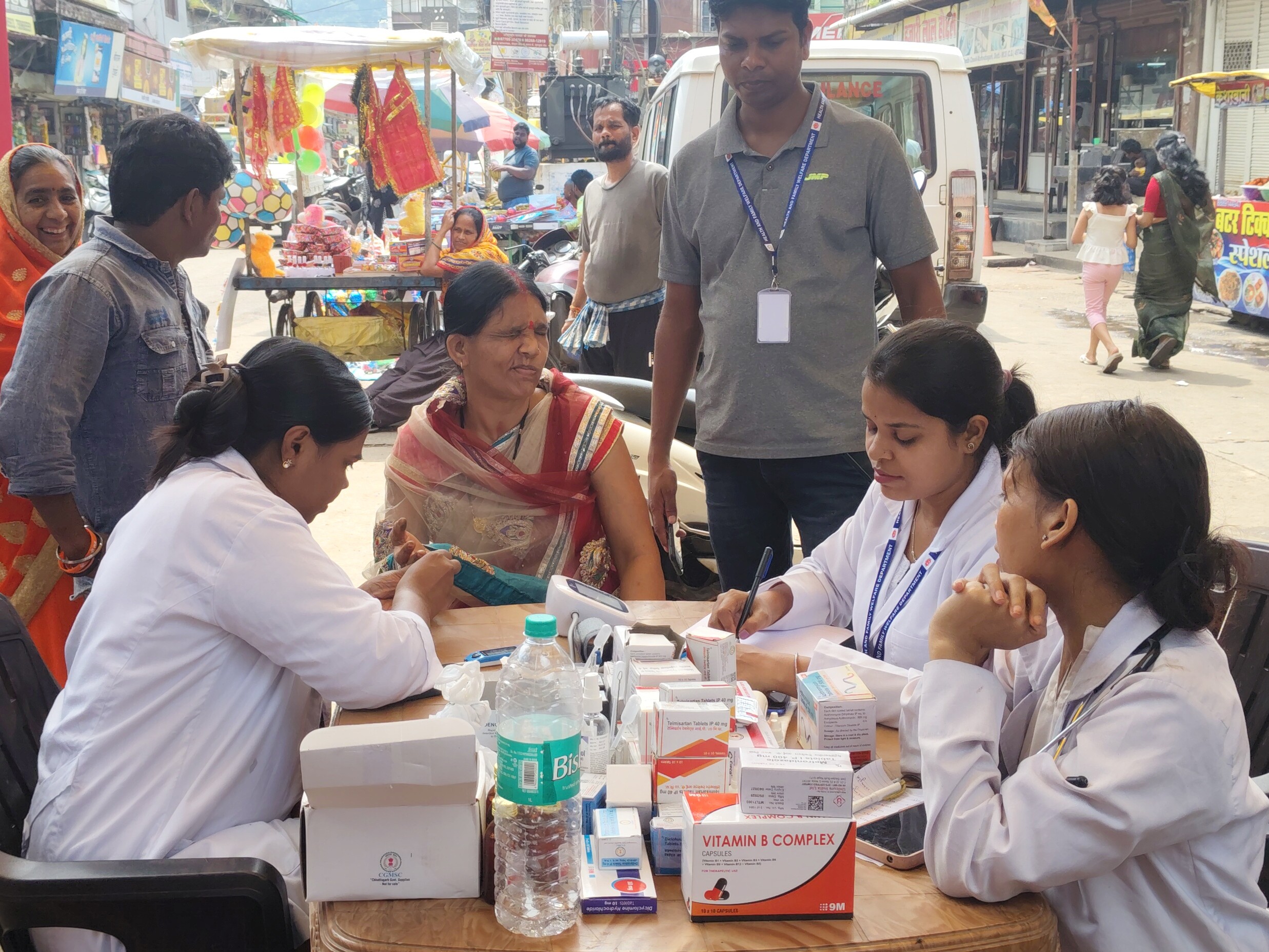 Special initiative for women during Navratri | नवरात्र में महिलाओं के लिए खास पहल: मनेंद्रगढ़ में मंदिर प्रांगण में स्वास्थ्य शिविर, बीपी, शुगर, हीमोग्लोबिन की जा रही जांच - Manendragarh-Chirmiri-Bharatpur News 1 eb3c902a 0507 4f31 874c 44e764d089d0 1758711509035