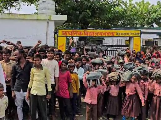 24 सितंबर को गांव वालों और बच्चों ने हेडमास्टर के समर्थन में स्कूल के गेट पर प्रदर्शन किया।