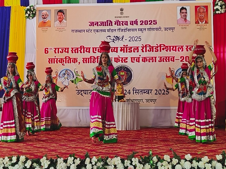 कार्यक्रम में प्रस्तुतियां देती छात्राएं।