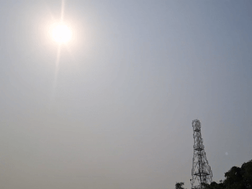 हिसार में दिन में गर्मी पड़ रही है। तापमान 37 डिग्री तक पहुंच गया है।
