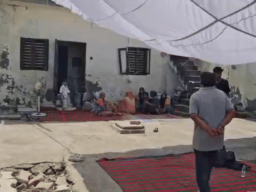 मृतक अमित के घर पर शोकग्रस्त माहौल।
