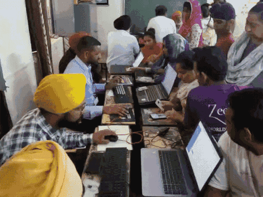 तरनतारन में लगाए कैंप में रजिस्ट्रेशन कराने पहुंचे लोग।