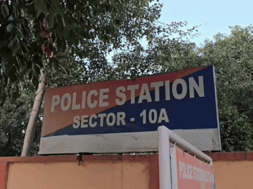 गुरुग्राम की रामप्रस्था सोसाइटी में 15 साल के बच्चे की मौत के मामले की सेक्टर 10 थाना पुलिस जांच कर रही है।