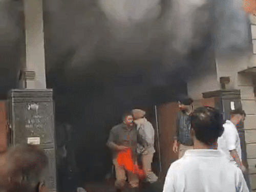 कोठी में दमकल कर्मी आग बुझाने जाते हुए।