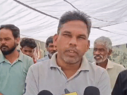 कांग्रेसी नेता अनुज जानकारी देते हुए।