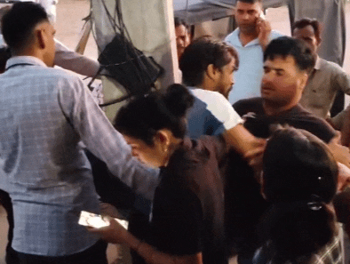 आरोपी गौतम (नीली टी-शर्ट) ने भी कॉन्स्टेबल के बाल खींचे और मारपीट की। इस दौरान उसने भागने का भी प्रयास किया।