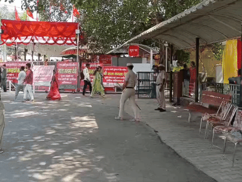 पंचकूला माता मनसा देवी मंदिर के बाहर तैनात पुलिसकर्मी। - Dainik Bhaskar