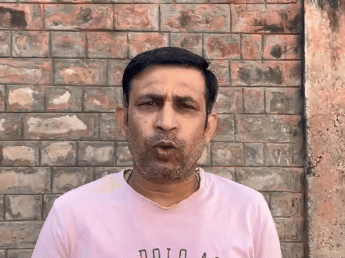 शिव कुमार रंगीला ने कहा कि सांपला में 300-400 घर डूबे पड़े हैं, लेकिन कोई सुध लेने वाला नहीं है।