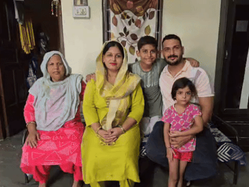सोनीपत में आशा अपनी मां माला देवी और पति व बच्चों के साथ