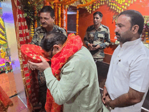तनोट माता मंदिर में अरुण चतुर्वेदी।