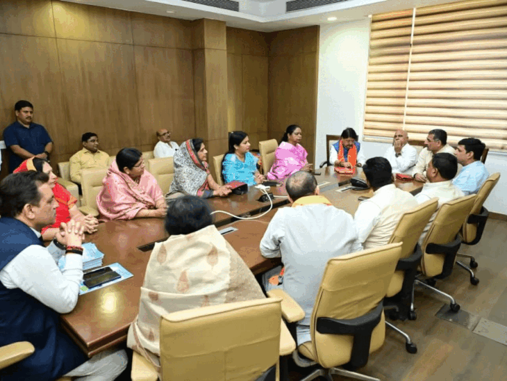 विभागीय अधिकारियों के पहले बीजेपी प्रदेश अध्यक्ष हेमंत खंडेलवाल, संगठन महामंत्री हितानंद शर्मा ने मंत्री कैलाश विजयवर्गीय की मौजूदगी में भाजपा समर्थित महापौरों के साथ बैठक की।